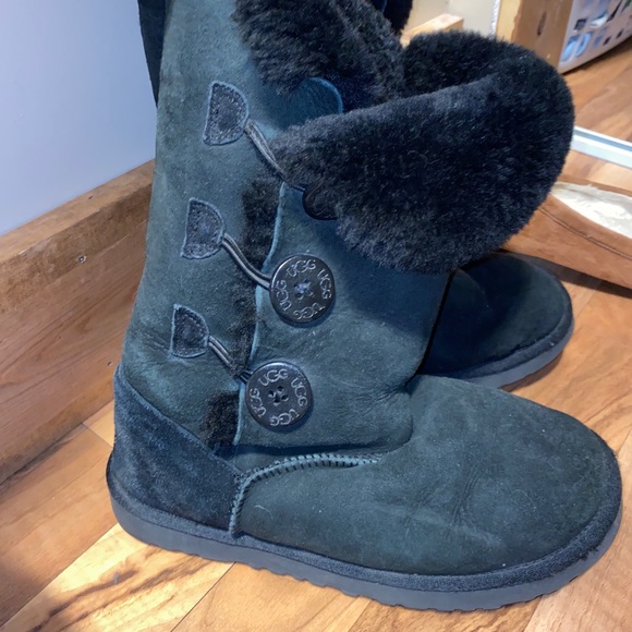 UGGS - Picture 2 of 2